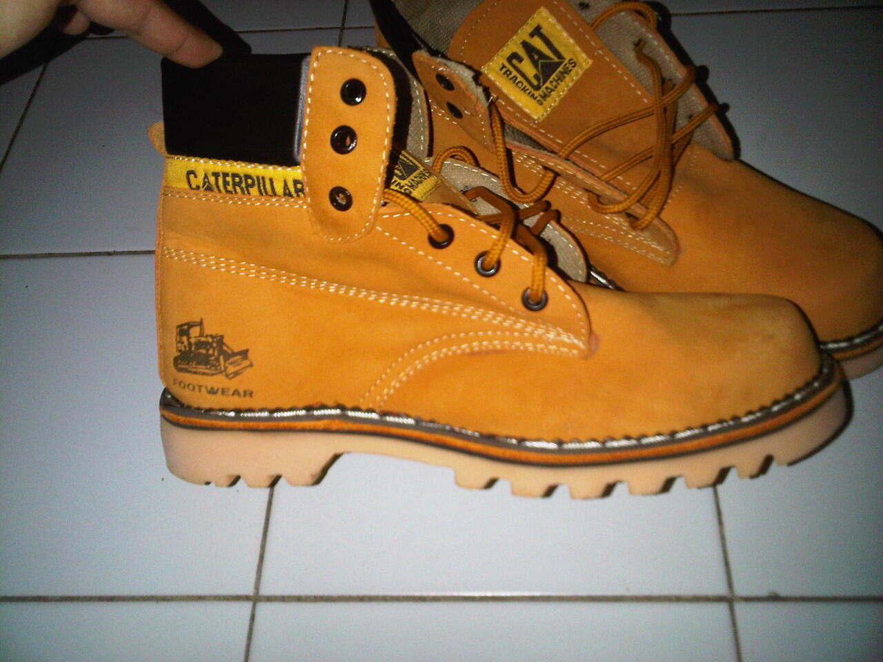 Terjual SEPATU BOOTH  CATERPILLAR TERIMA RESELLER 