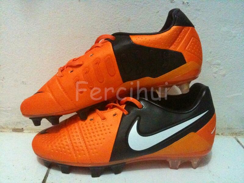 Replika Futsal dan Bola Nike CTR 360 Iniesta Maestri III dan Liberto !!