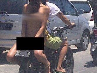 Astaga, Bule Cantik Topless Sambil Naik Motor di Bali