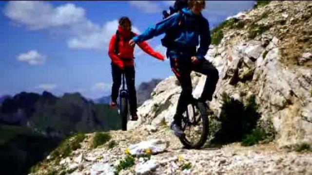 Pria ini taklukkan gunung dengan sepeda roda satu
