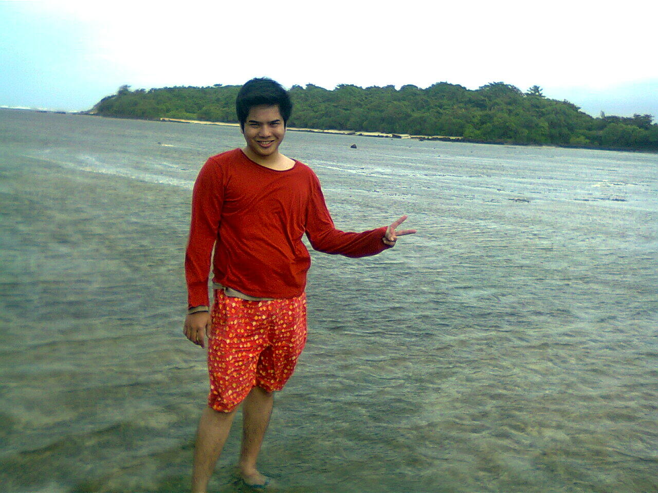 berburu ikan hias di pantai Sayang Heulang Garut (lone traveller touring)