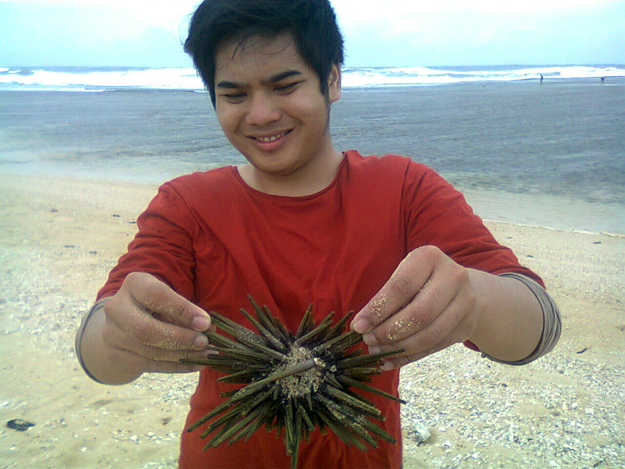berburu ikan hias di pantai Sayang Heulang Garut (lone traveller touring)