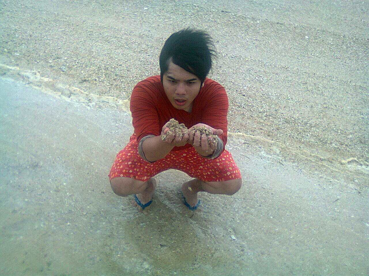 berburu ikan hias di pantai Sayang Heulang Garut (lone traveller touring)