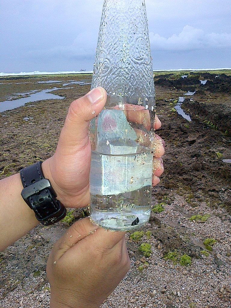 berburu ikan hias di pantai Sayang Heulang Garut (lone traveller touring)