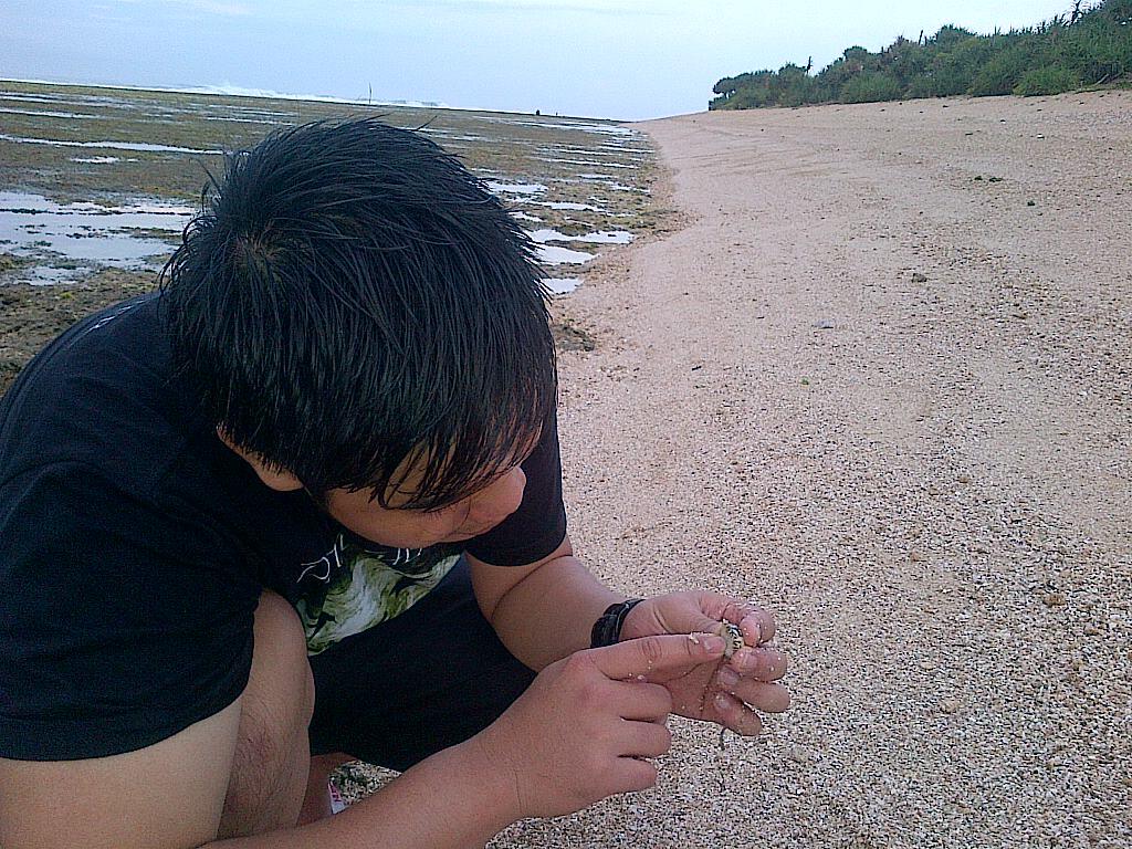 berburu ikan hias di pantai Sayang Heulang Garut (lone traveller touring)