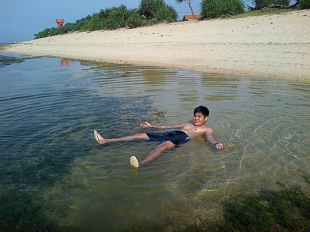 berburu ikan hias di pantai Sayang Heulang Garut (lone traveller touring)