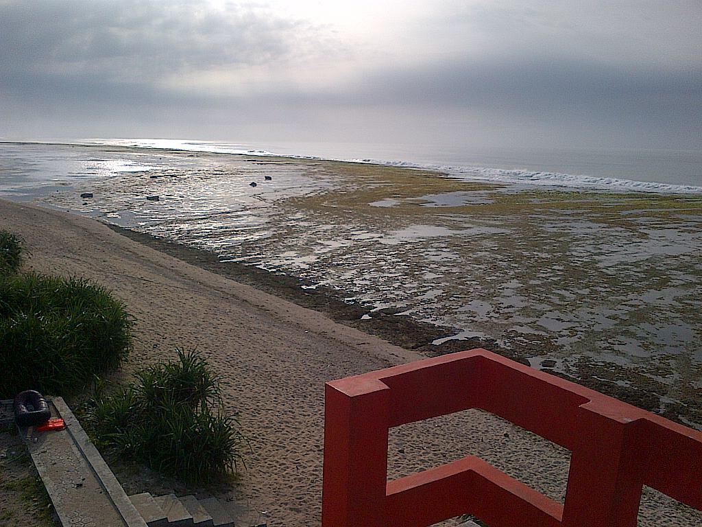berburu ikan hias di pantai Sayang Heulang Garut (lone traveller touring)