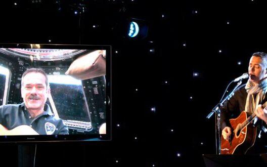 Astronot Nyanyi dari Ruang Angkasa