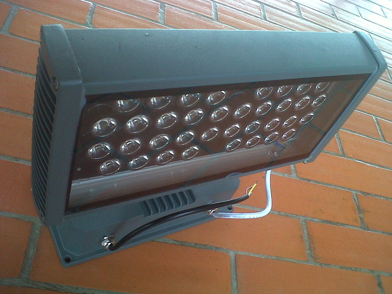 pemasangan lampu sorot LED