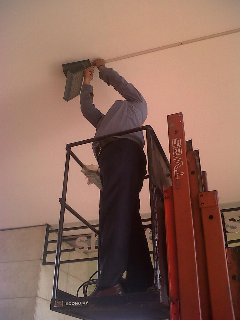 pemasangan lampu sorot LED
