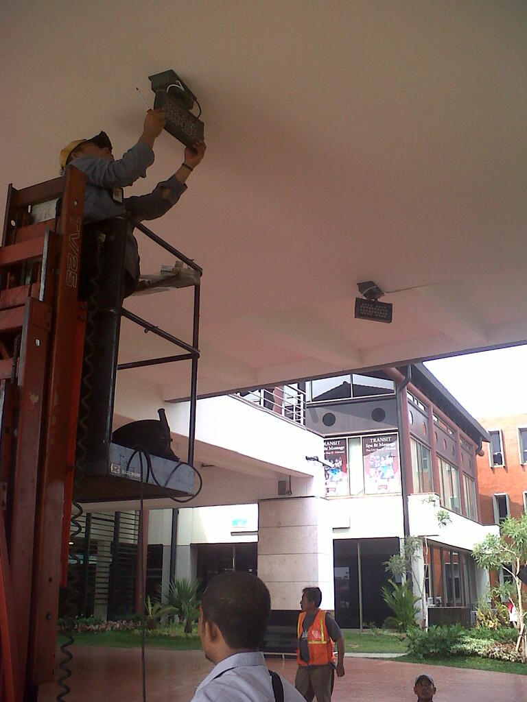 pemasangan lampu sorot LED
