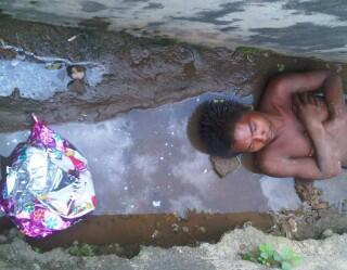 Pria Misterius Tidur Telanjang dalam Parit