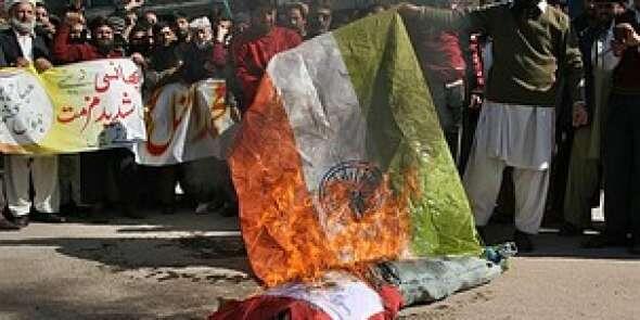 Terkait Hukuman Gantung Afzal Guru 8 orang terluka saat bentrokan terjadi