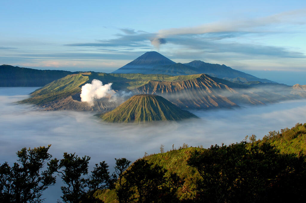 Gunung berapi yang spektakuler, cuma di ASIA