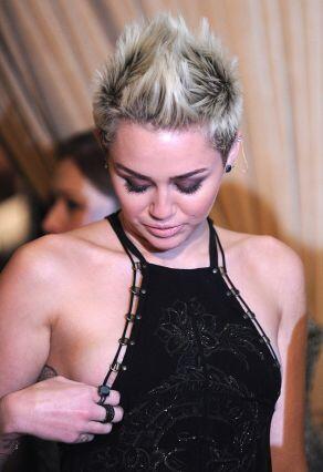 Busana Terlalu Ketat, Payudara Miley Cyrus 'Tumpah'