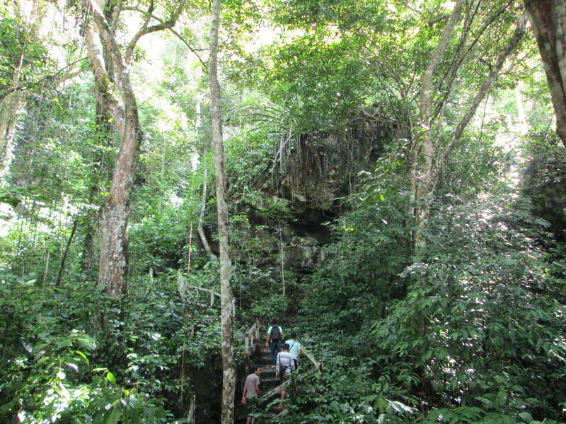 menyusuri goa loyang