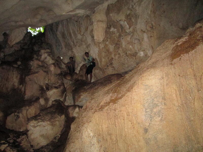 menyusuri goa loyang