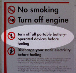 Alasan Dilarang Menggunakan Hand Phone di POM Bensin