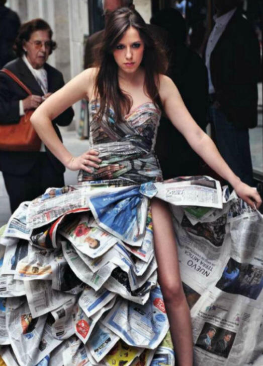 Model dengan Pakean full koran gan...