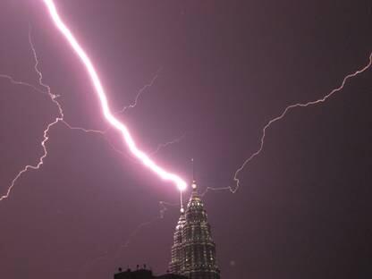 Bangunan Terkenal yang Pernah Disambar Petir