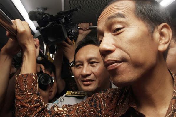 Pakai Batik, Jokowi Bergelantungan di Busway