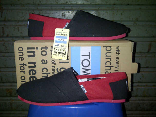 Sepatu Tom's murah Terpercaya