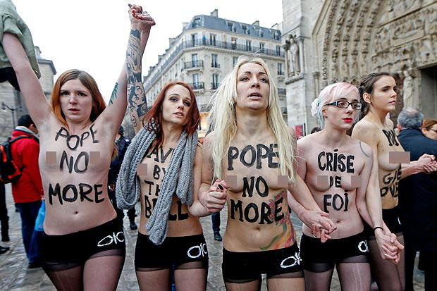 Demonstran Telanjang Dada 'Rayakan' Mundurnya Paus di Paris