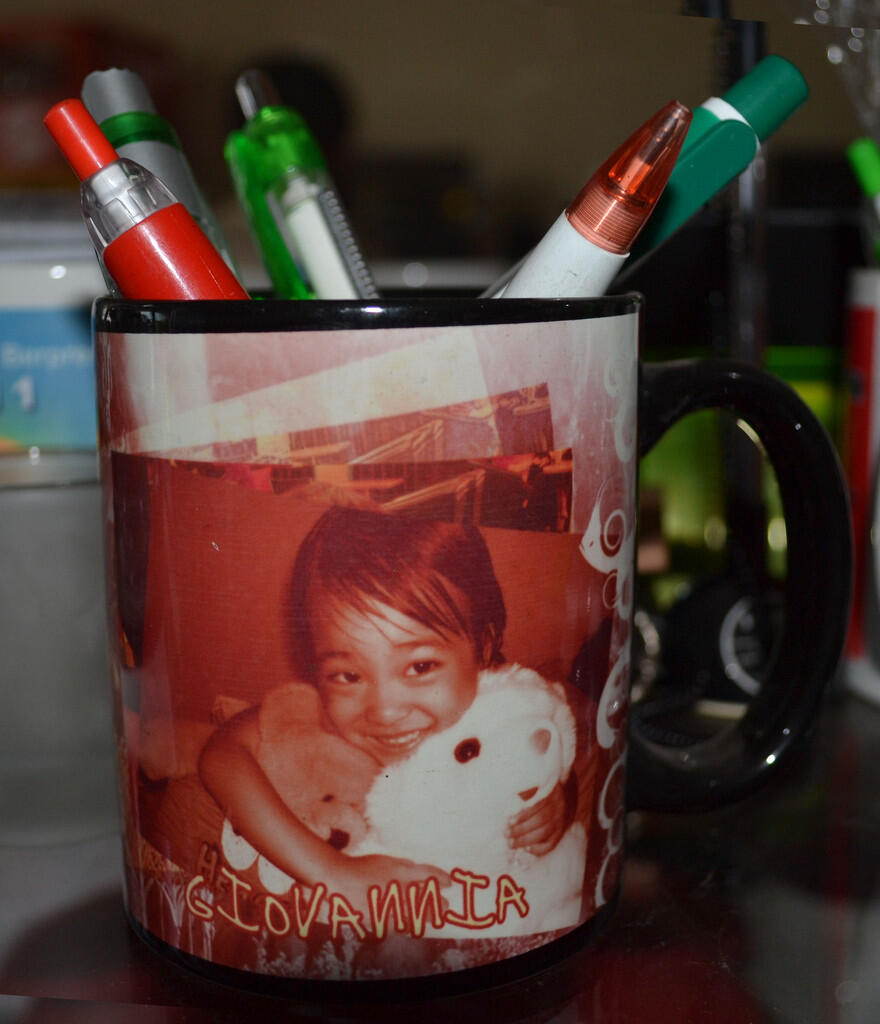 Desain Promo Mug, Pin, Name Tag, Akrilik display, Aneka merchandise