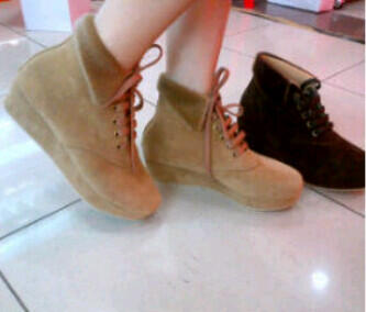 ALL VINTAGE FLATSHOES, PLATFORMS, BOOTS HERE ONLY 90 RIBU - 200 RIBU