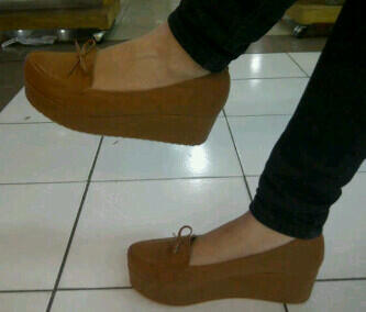 ALL VINTAGE FLATSHOES, PLATFORMS, BOOTS HERE ONLY 90 RIBU - 200 RIBU