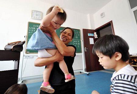 Xu Yuehua, Tanpa Kaki Merawat 130 Anak Yatim Piatu