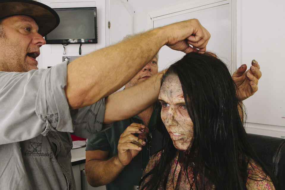 Beginilah Proses Wanita Cantik Menjadi Zombie di FIlm The Walking Dead 