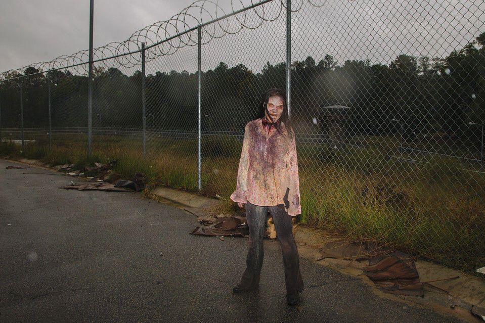 Beginilah Proses Wanita Cantik Menjadi Zombie di FIlm The Walking Dead 