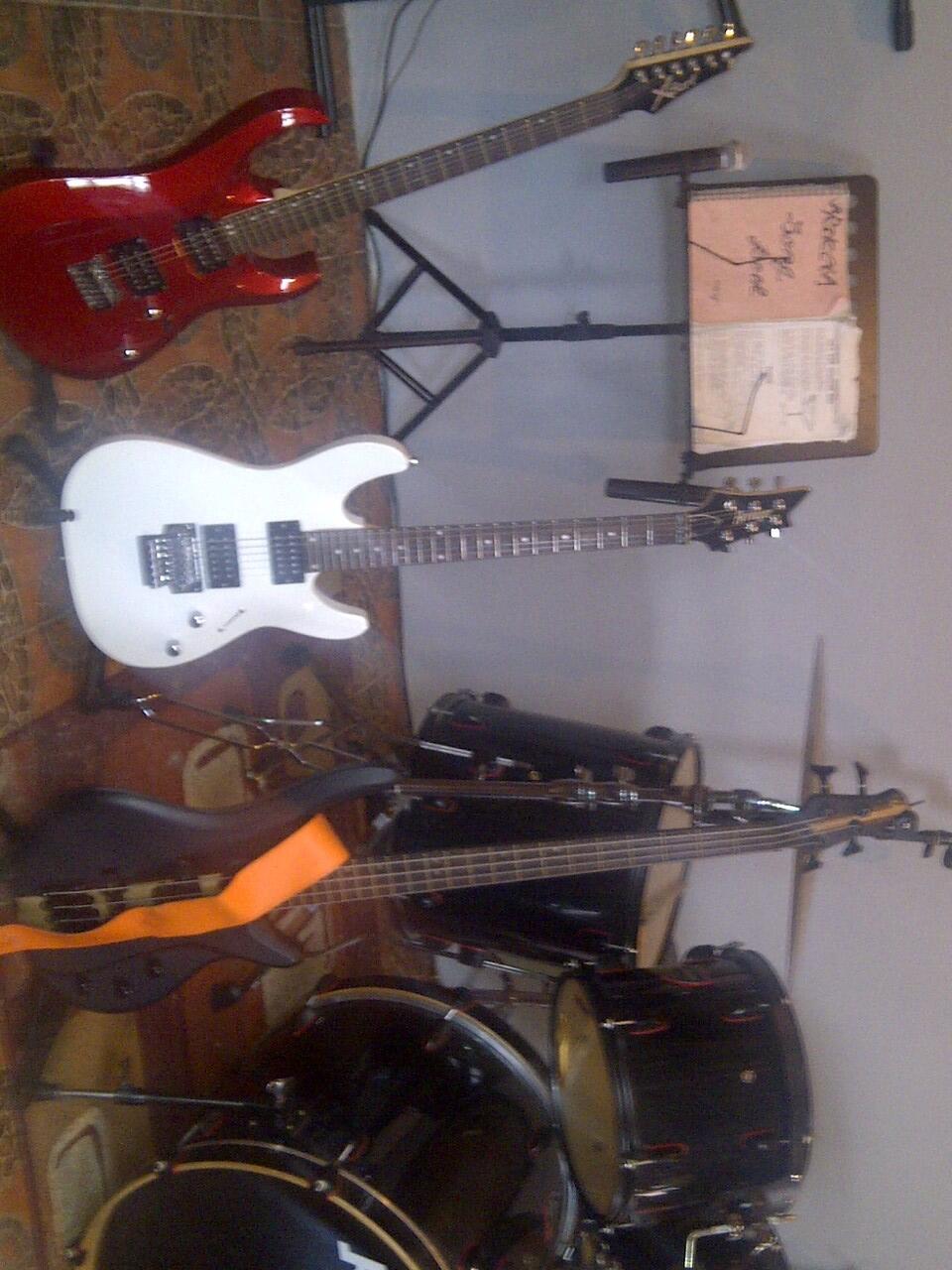 JUAL SATU SET/SATUAN ALAT MUSIK GUITAR ,BASS,DRUM ,KEYBOARD,SOUND SYSTEM