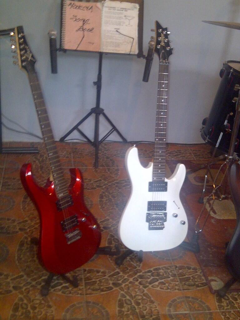 JUAL SATU SET/SATUAN ALAT MUSIK GUITAR ,BASS,DRUM ,KEYBOARD,SOUND SYSTEM