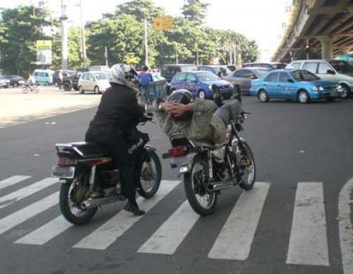 Nungguin lampu merah sambil nyantai.. 