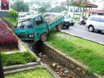 Kumpulan foto2 nyungsep.... liat gan alhasil ngakak dech...