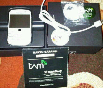 BlackBerry Bold 9900 Dakota - White and Black