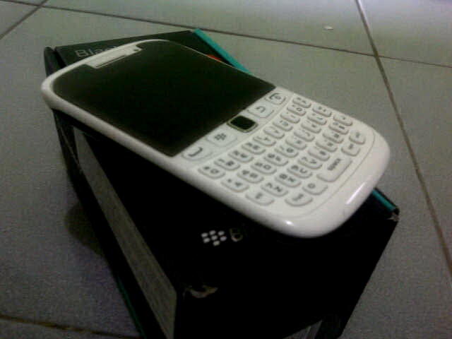 BlackBerry Armstrong (BB Curve 9320) White and Black