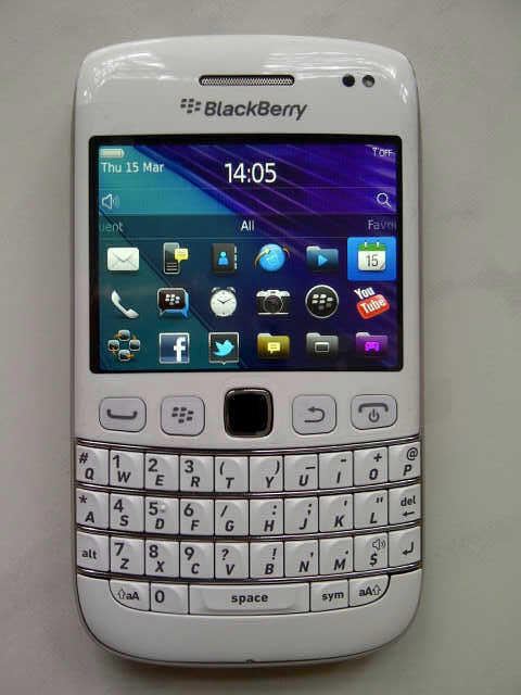Blackberry Bellagio (Onyx 3) 9790 White and Black