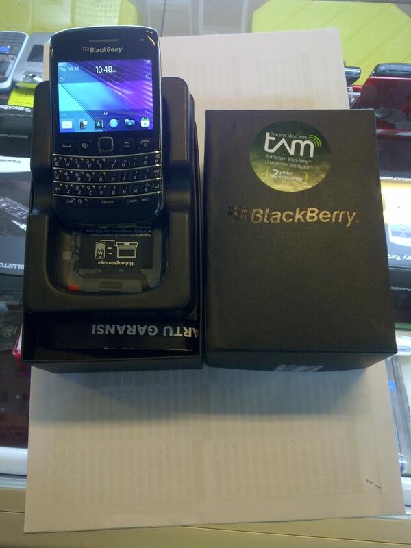 Blackberry Bellagio (Onyx 3) 9790 White and Black