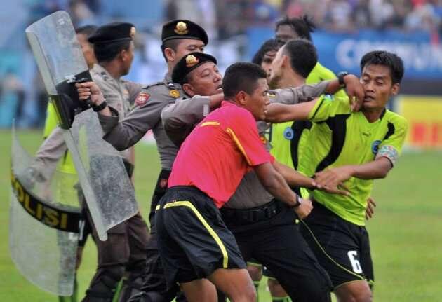 Foto ( Wasit Dikeroyok di Pertandingan PSIS Semarang vs Persitara Jakarta Utara )