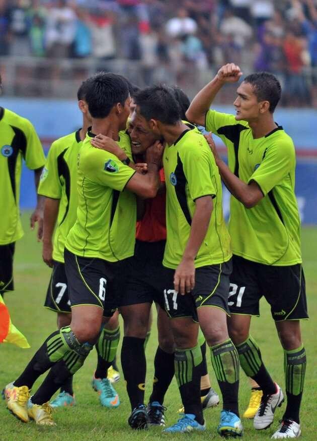 Foto ( Wasit Dikeroyok di Pertandingan PSIS Semarang vs Persitara Jakarta Utara )