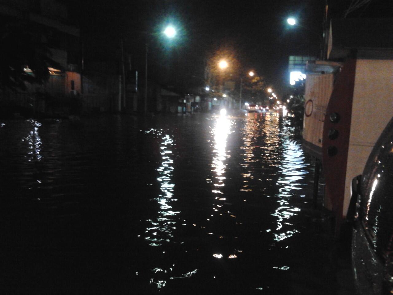 Foto Penampakan Cahaya Putih Banjir Semarang