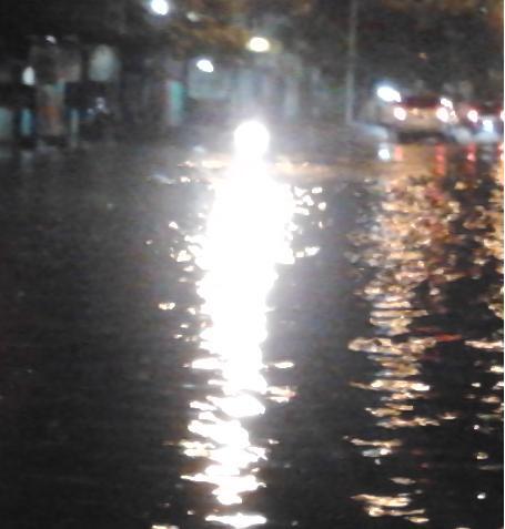 Foto Penampakan Cahaya Putih Banjir Semarang