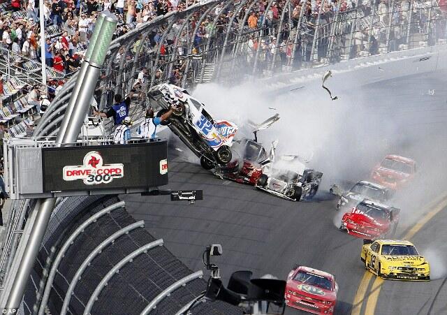 Kecelakaan Fatal di NASCAR di Daytona Speedway, Belasan Mobil Ringsek & Terbakar