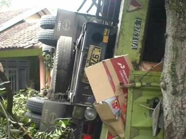 Kecelakaan Maut Truk Kontainer di Cianjur (No Disturbing Picture)