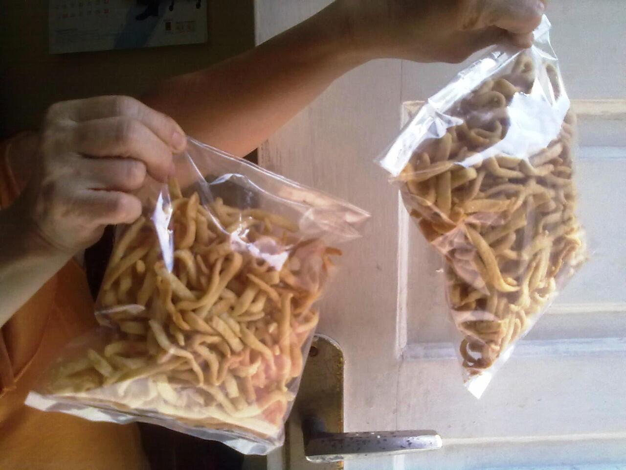 stick bawang ,kerupuk bakso,snack makan kering