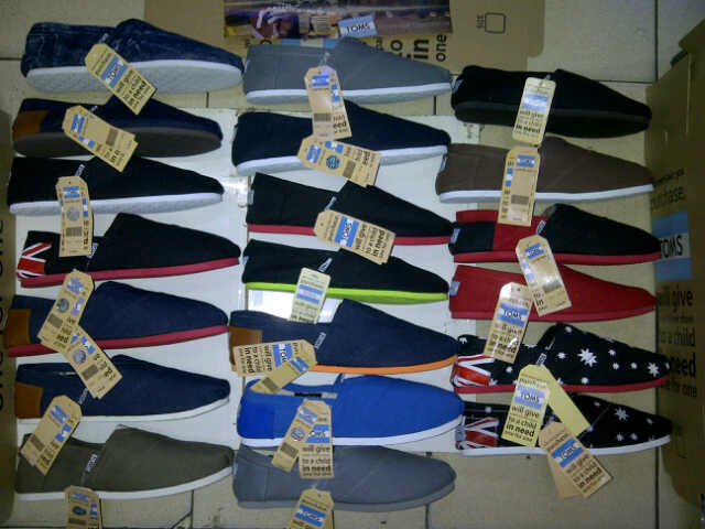 Terjual Jual  TOMS SHOES  KW  Super  dengan harga termurah 