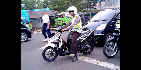 (PIC) 6 POLISI BO*OH LANGGAR LALU LINTAS